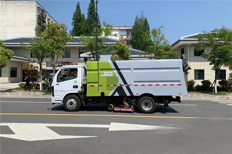國(guó)六小多利卡5噸1水4塵吸塵車